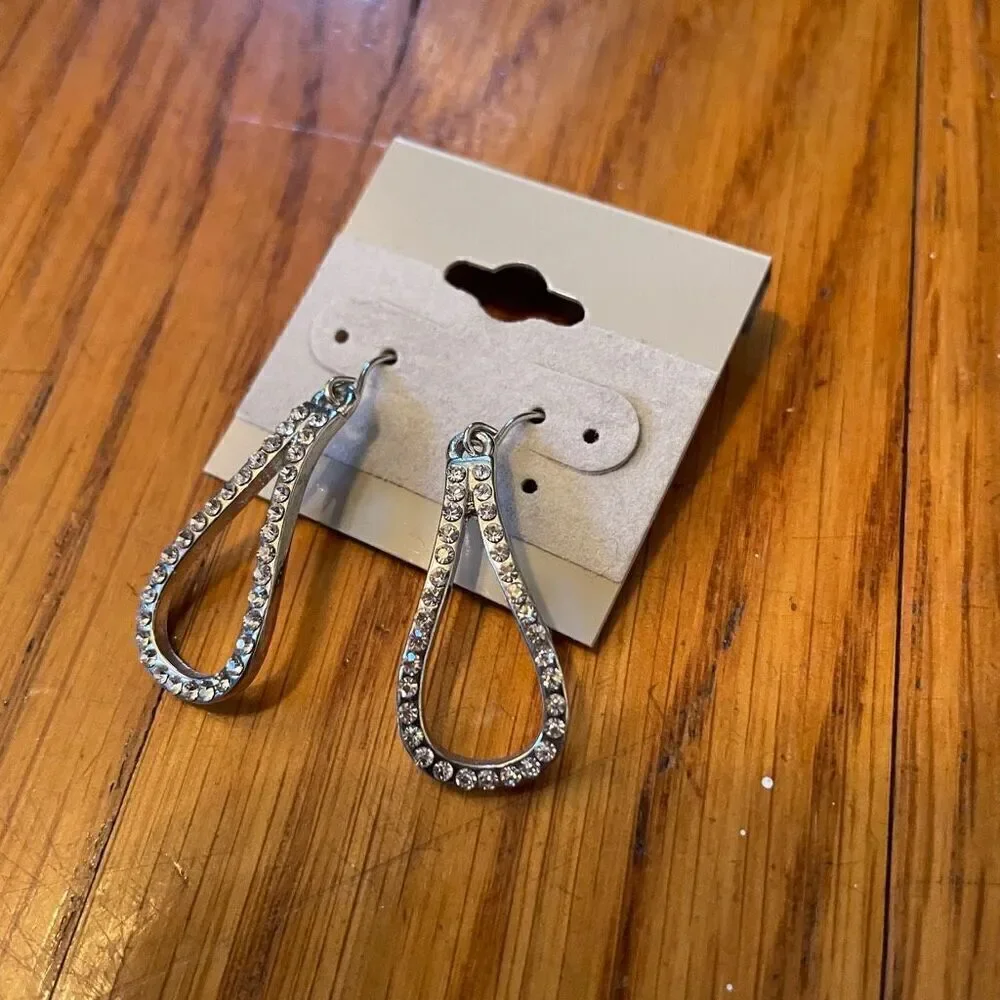 PRETTY SILVER TEARDROP EARRINGS